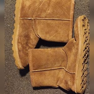Bearpaw Youth boots size 4 Used/Good condition